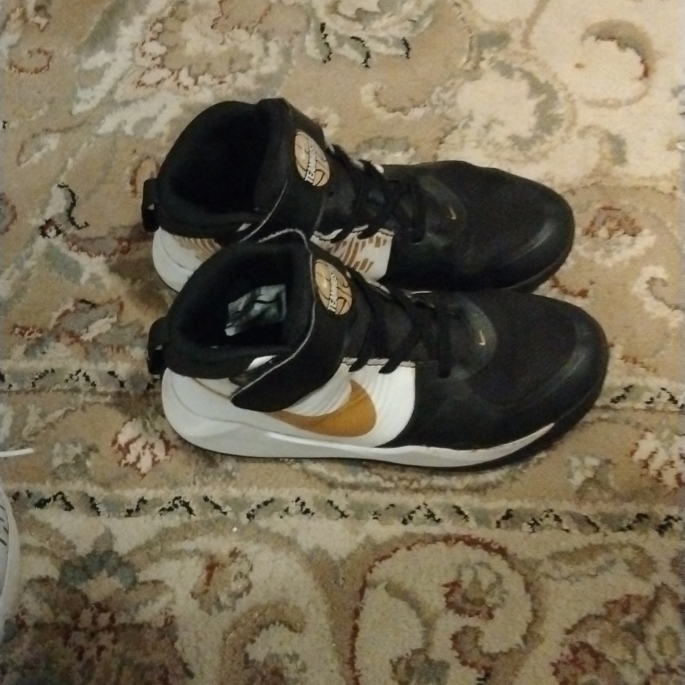 Nike boys team hustle D 9
